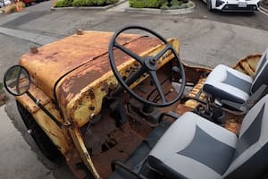 Salió a la calle con un Jeep oxidado de la Segunda Guerra y sorprendió a todos
