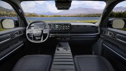 El interior está dominado por las pantallas digitales