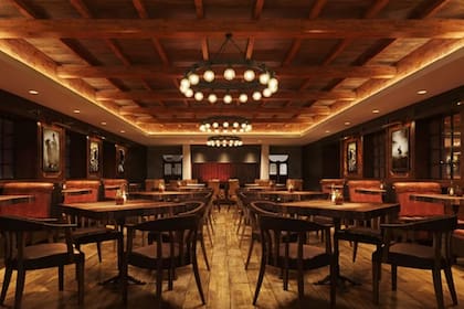 El interior fue rediseñado con materiales nobles: barras de cobre, taburetes de piel de vaca, maderas oscuras y lámparas estilo vintage