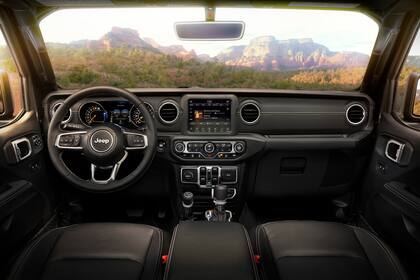 El interior luce moderno y tiene mucho equipamiento