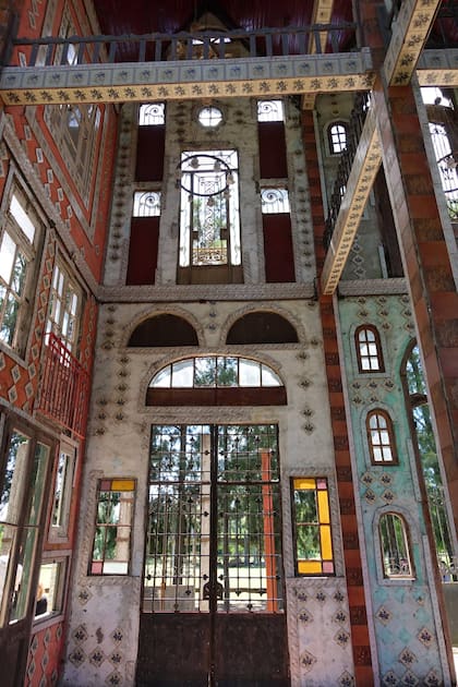 El interior muestra la conjunción de materiales ,revestimientos y aberturas de diferentes orígenes en un mismo espacio.