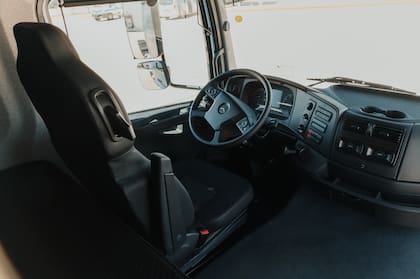 El interior ofrece dos configuraciones de cabina dormitorio con suspensión neumática