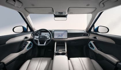 El interior ofrece tapizados en simil cuero, iluminación ambiental y techo solar panorámico