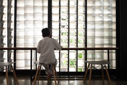 El interior permite ver como pasa la luz gracias a los recortes de los fondos