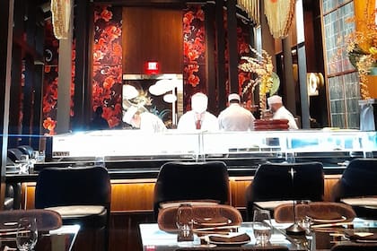 El interior prioriza la técnica culinaria y una atmósfera íntima, sin una estética temática dominante