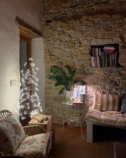 El interior reciclado de la casa en Liguria quedó cálido y acogedor