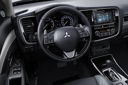 El interior sobrio, equipado y de fácil acceso a todos los controles