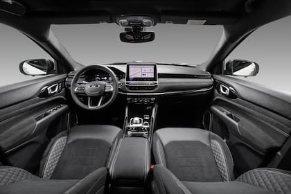 El interior suma un tablero digital configurable de 10,25 pulgadas y una central multimedia de 10,1 pulgadas con Alexa integrada