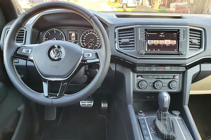 El interior también está en la gama de los negros y grises en la Amarok V6 Black Style