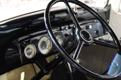 El interior y volante del Chevrolet Suburban Carryall