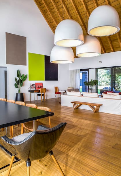 El interiorismo incluye piezas diseñadas especialmente para estos ambientes, como las gigantescas lámparas colgantes del ambiente principal. Pisos (Patagonia Flooring)