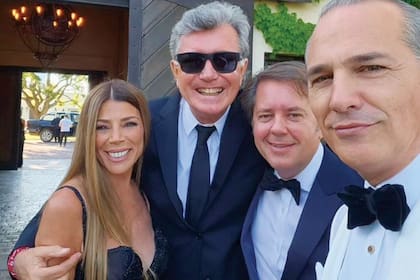 El interiorista y arquitecto Javier Iturrioz y su marido Leopoldo Montes posaron con Pancho Dotto y una amiga.