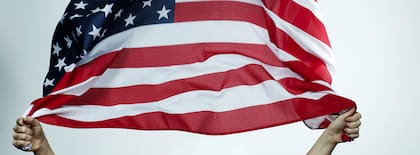 El intérprete debe llevar identificación oficial y hablar ambos idiomas fluidamente (Web/Uscis)