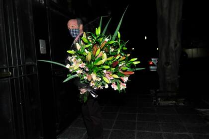 En medio de la cena, un enorme ramo de flores llegó para sorprender a la cumpleañera