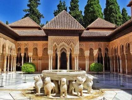 El intrincado sistema aporta color a los famosos jardines del Generalife, el antiguo palacio de verano al lado de la Alhambra
