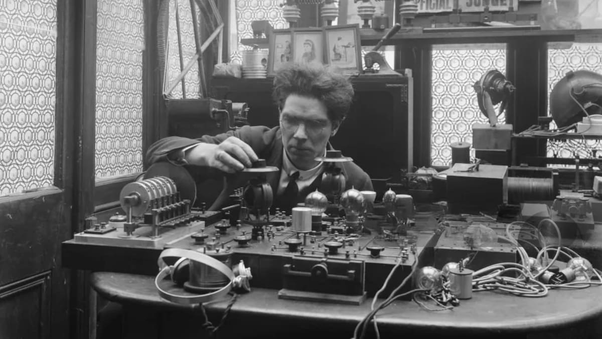 ¡Increíble! El Profesor que Predijo el Futuro en 1925: Smartphones, Internet y Más