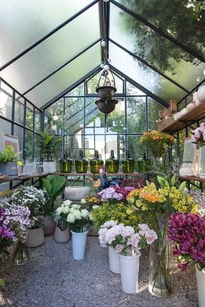 El invernadero que Mercedes tiene en su jardín donde crea los ramos y también da talleres