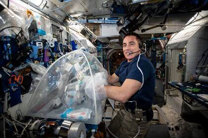 El investigador Chris Cassidy procesa las muestras biológicas que se utilizarán para el análisis de los efectos del espacio y la alimentación de los astronautas