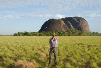El investigador José Oliver delante de los cerros donde están algunos de los dibujos rupestres gigantes.