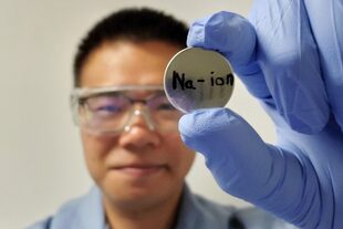 El investigador Junhua Song de la Universidad de Washington State sostiene un prototipo de batería de iones de sodio que puede almacenar tanta energía como los actuales modelos comerciales de iones de litio
