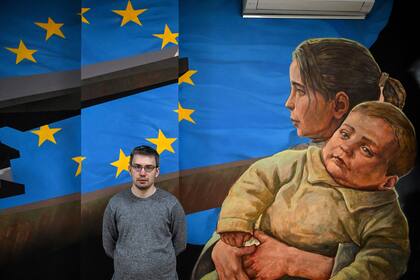 El investigador principal del museo, Fyodor Kokin, posa frente a un mural de la exhibición sobre la OTAN en Moscú