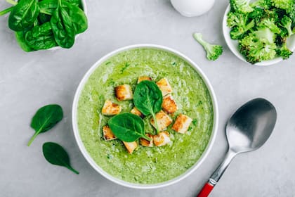 El invierno ofrece una gran variedad de verduras de estación con las que se pueden preparar sopas, como el brócoli y la espinaca