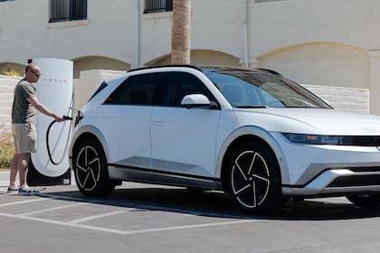 El Ioniq 5 XRT 2025 incorporó un puerto de carga estándar con el que se podrá cargar el vehículo en cualquiera de las 17 mil estaciones de Tesla que hay en Estados Unidos