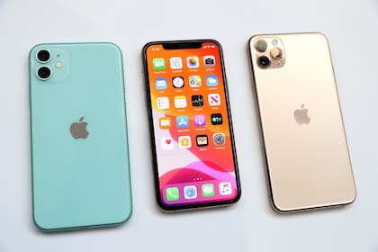 El iPhone 11 a la izquierda y el iPhone 11 Pro a la derecha, dos de los nuevos modelos de teléfonos que presentó Apple