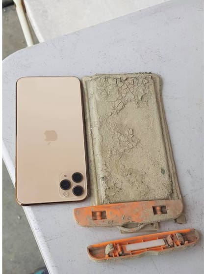 El iPhone 11 Pro Max del turista chino, Chen Yj, fue extraído en perfecto estado, un año después de que se le cayera en un lago.