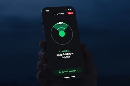 El iPhone 14 es la primera generación de teléfonos de Apple que incluye conectividad satelital; permite enviar mensajes de texto a satélites de órbita baja cuando no hay cobertura de celular convencional