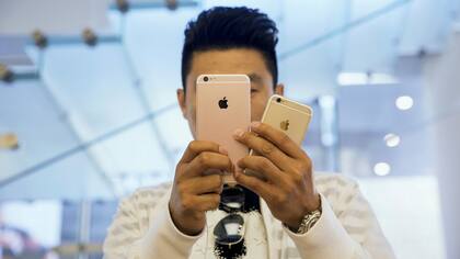 El iPhone 6S y iPhone 6S Plus en una tienda en Beijing, China. Apple planea lanzar el próximo modelo de smartphone en septiembre, según el reporte del analista Evan Blass
