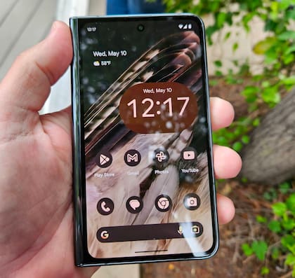 El iPhone plegable tendría un formato similar al Pixel Fold de 2023: una pantalla externa compacta, más ancha que lo usual, con unas dimensiones similares a las de un pasaporte