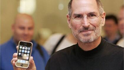 El iPhone, que Steve Jobs presentó en 2007, sigue siendo el producto estrella de Apple