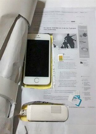 El iPhone y el móden ocultos dentro un expediente