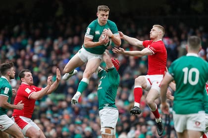 El irlandés Garry Ringrose recoge el balón durante el partido de rugby de las Seis Naciones entre Irlanda y Gales.
