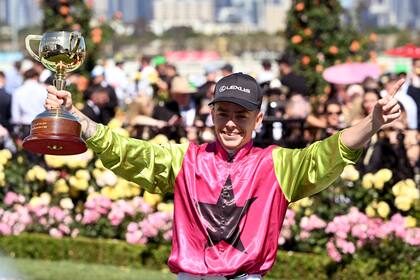El irlandés Robbie Dolan obtuvo con el caballo Knight's Choice el triunfo en la Melbourne Cup, en Flemington.