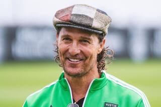 A Matthew McConaughey le picó una abeja en el ojo y sufrió una reacción alérgica que lo dejó irreconocible