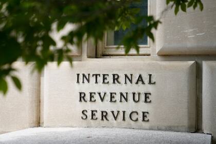 El IRS es el encargado de istrar los procesos financieros de todos los ciudadanos y residentes de EE.UU.