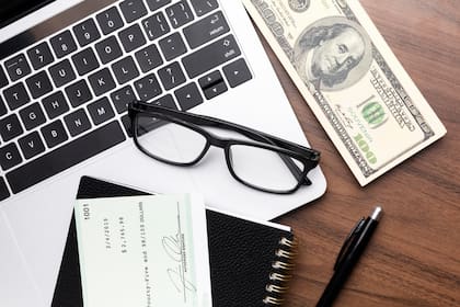 El IRS ha establecido algunos requisitos que una persona debe cumplir para calificar para el crédito fiscal para vehículos eléctricos, incluidos los ingresos