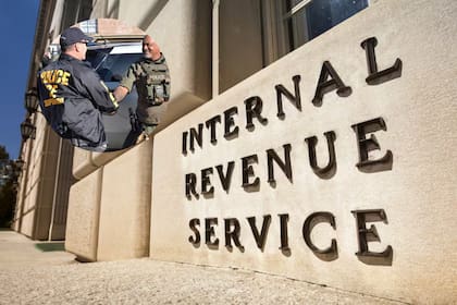 El IRS podría compartir datos privados de indocumentados en colaboración con DHS bajo el plan de deportación masiva de la administración Trump