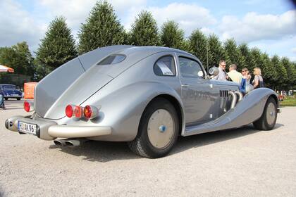 El Isdera AK 116i equipaba dos motores V8, uno por eje, con un consumo de 40 litros cada 100 km.