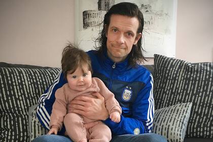 El islandés Jón Trausti Kárason goza de su licencia de seis meses para cuidar a su beba