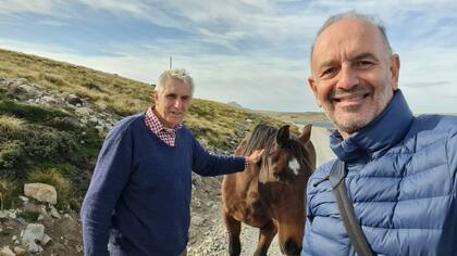 El isleño Patrick Watts y el fotógrafo Rafael Wollmann, esta semana en Malvinas: una amistad que se mantiene 40 años después