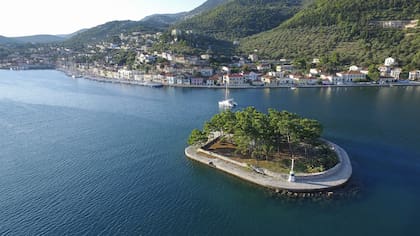 El islote de Lazareto fue iglesia, hospital y prisión, está proximo al puerto de Vathi