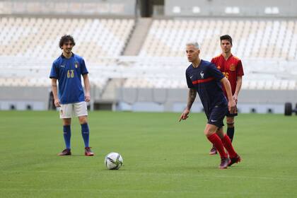 El italiano Bagnaia, el francés Quartararo y el español Mir fueron los primeras tres "futbolistas" en jugar en el césped del estadio de la final de Qatar 2022.