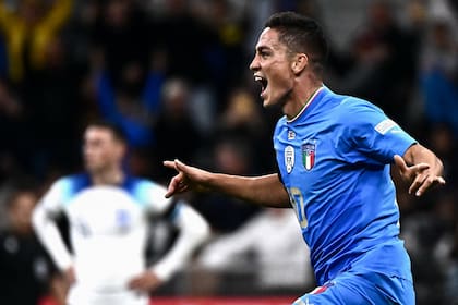 El italiano Giacomo Raspadori festeja su gol, que le sirvió al seleccionado azzurro para vencer a Inglaterra por 1-0 en San SIro, por la quinta fecha de la Nations League