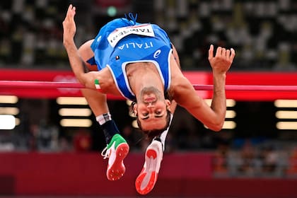 El italiano Gianmarco Tamberi saltó 2,37 metros para compartir el oro en salto en alto