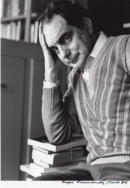 El italiano Italo Calvino, uno de los grandes escritores y amigos que posaron en el departamento parisiense del fotógrafo