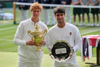 El italiano Jannik Sinner, campeón de Wimbledon, posa con el español Carlos Alcaraz, tras ganar la final de Wimbledon 2025