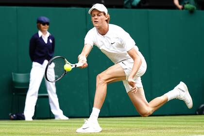 El italiano Jannik Sinner en un partido ante Novak Djokovic en Wimbledon 2022